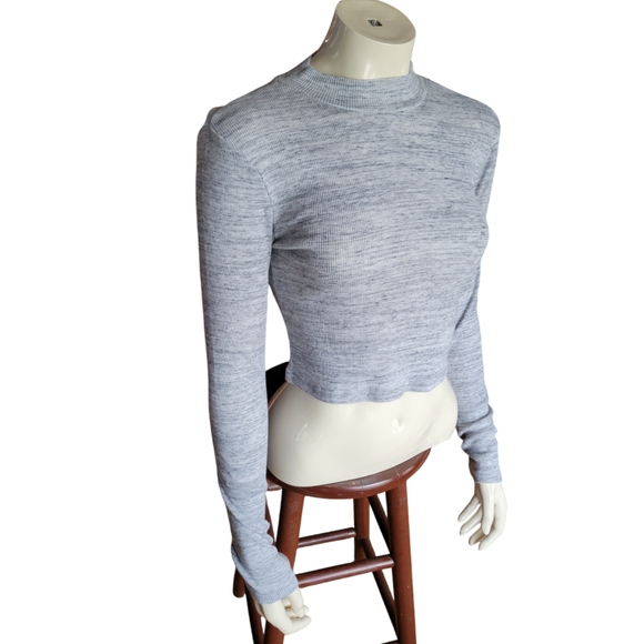 size small, long sleeve, gray, H&M crop top - Picture 2 of 4